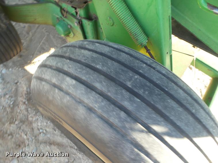 image for item DA7516 John Deere 385 round baler