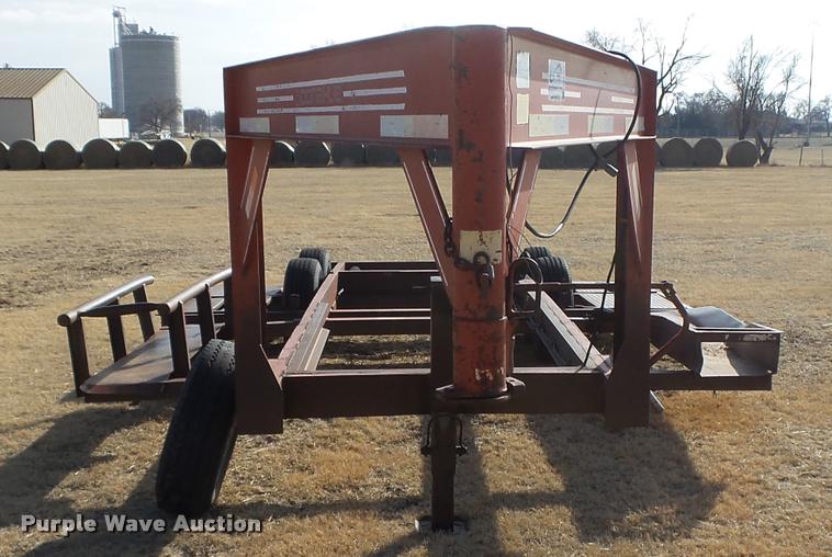 image for item DB1836 1993 Donahue EXG-160 windrower trailer