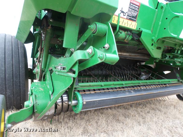 image for item DB1846 2014 John Deere 569 Premium round baler