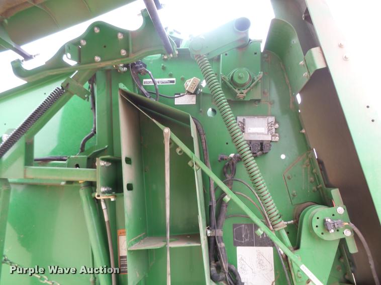image for item DB1846 2014 John Deere 569 Premium round baler