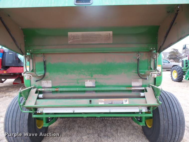image for item DB1846 2014 John Deere 569 Premium round baler
