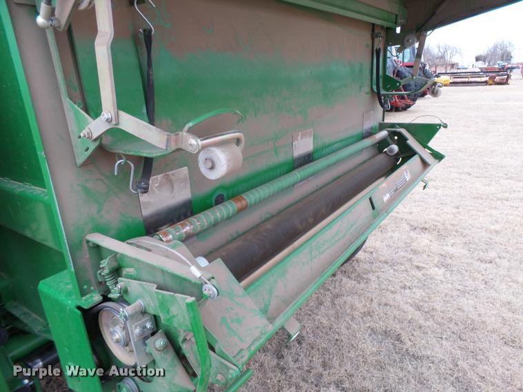 image for item DB1846 2014 John Deere 569 Premium round baler