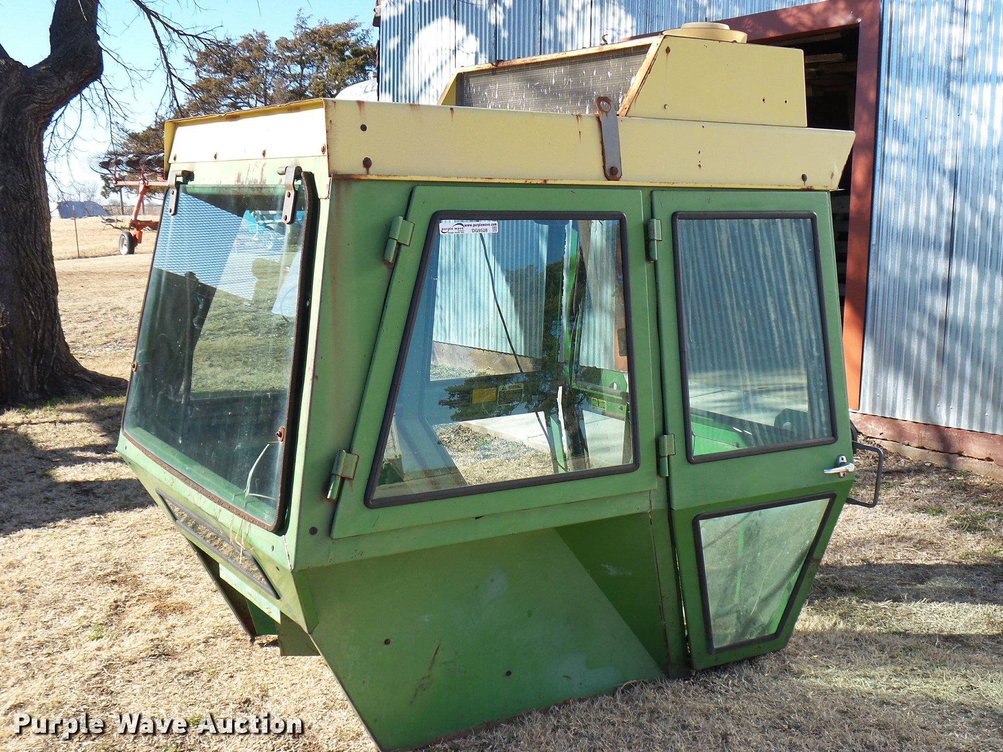 Hinson Royal 653707 tractor cab in Perry, OK Item DB9528 sold