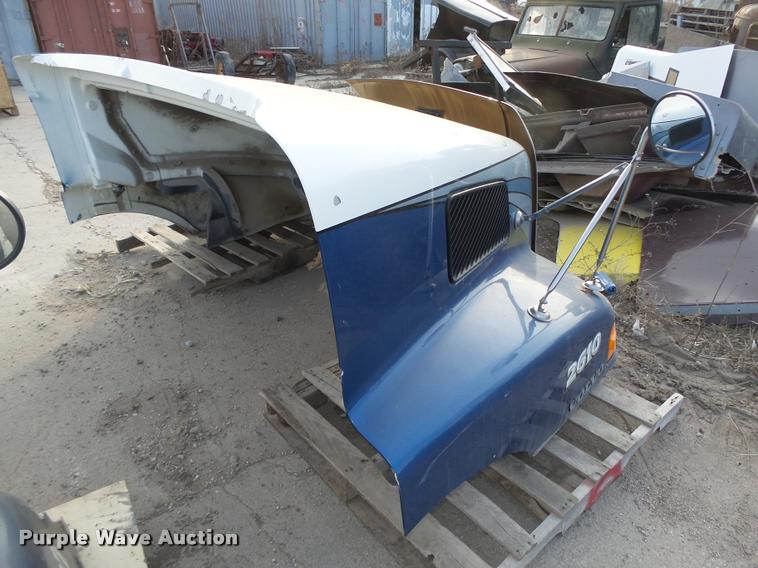 image for item AU9682 Volvo fiberglass hood