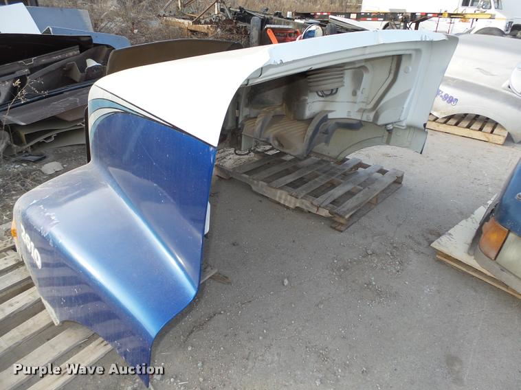 image for item AU9682 Volvo fiberglass hood