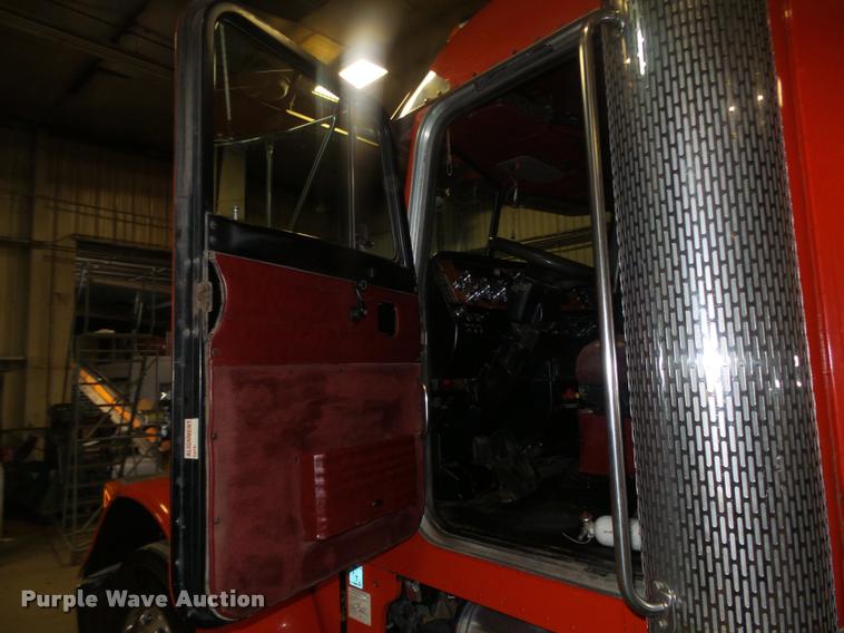 image for item DA0523 2003 Peterbilt 379 semi truck