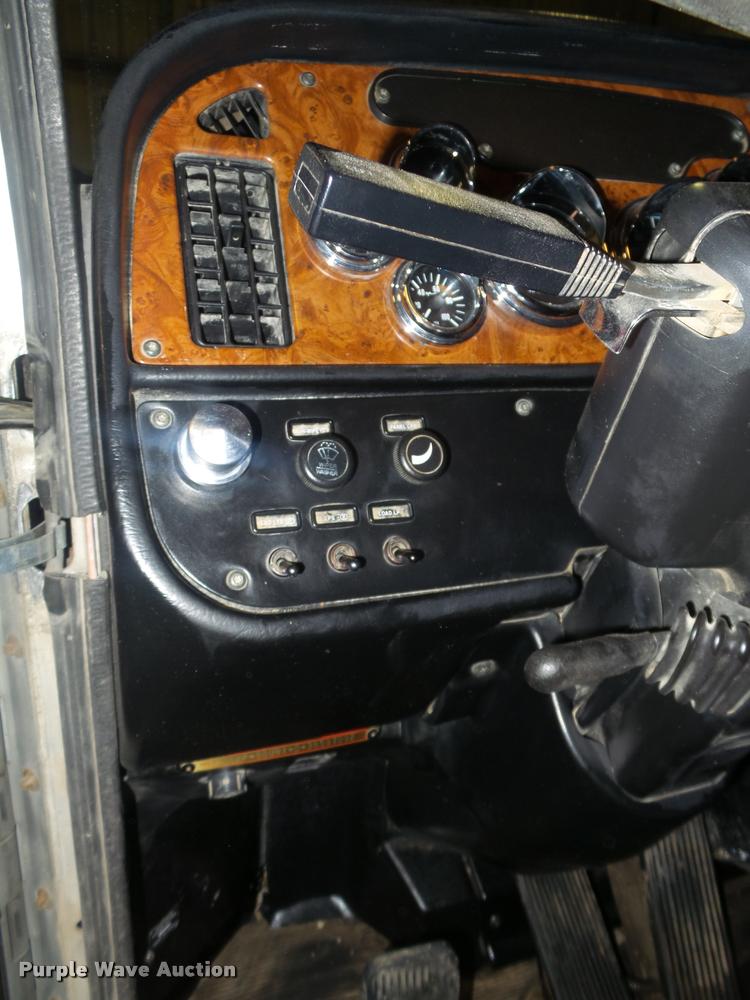 image for item DA0523 2003 Peterbilt 379 semi truck
