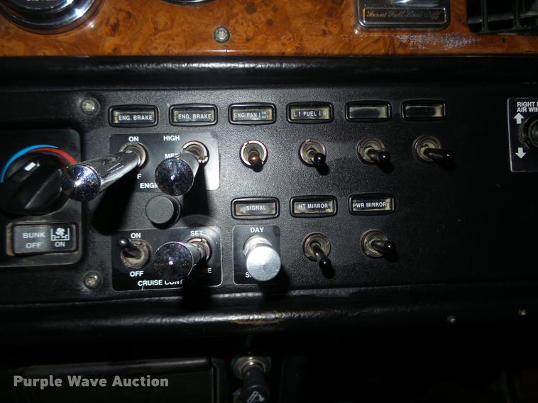 image for item DA0523 2003 Peterbilt 379 semi truck