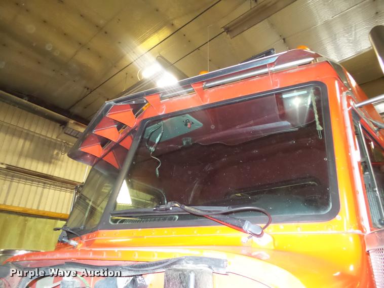 image for item DA0523 2003 Peterbilt 379 semi truck