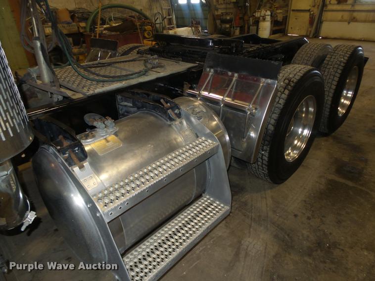 image for item DA0523 2003 Peterbilt 379 semi truck