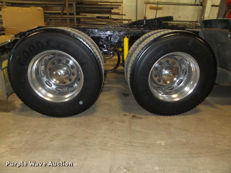 image for item DA0523 2003 Peterbilt 379 semi truck