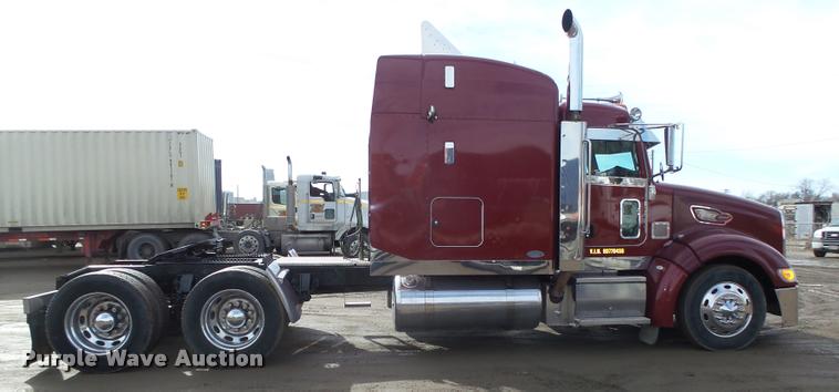 image for item DA0530 2009 Peterbilt 386 semi truck