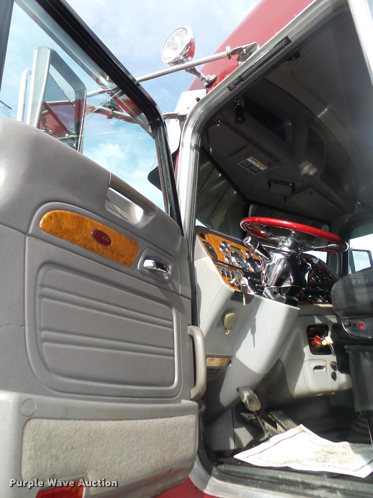 image for item DA0530 2009 Peterbilt 386 semi truck
