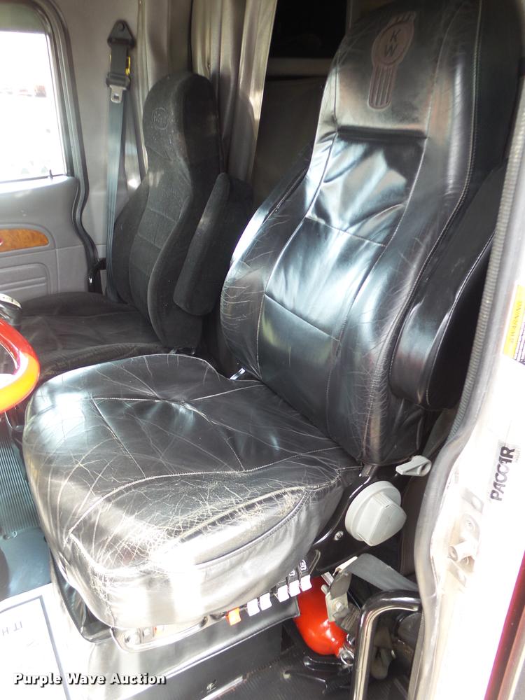 image for item DA0530 2009 Peterbilt 386 semi truck