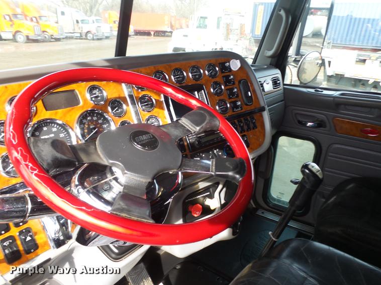 image for item DA0530 2009 Peterbilt 386 semi truck