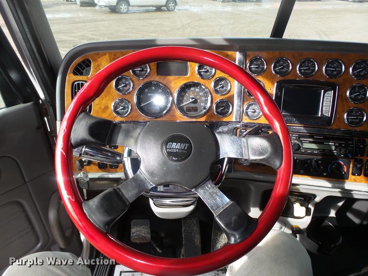 image for item DA0530 2009 Peterbilt 386 semi truck