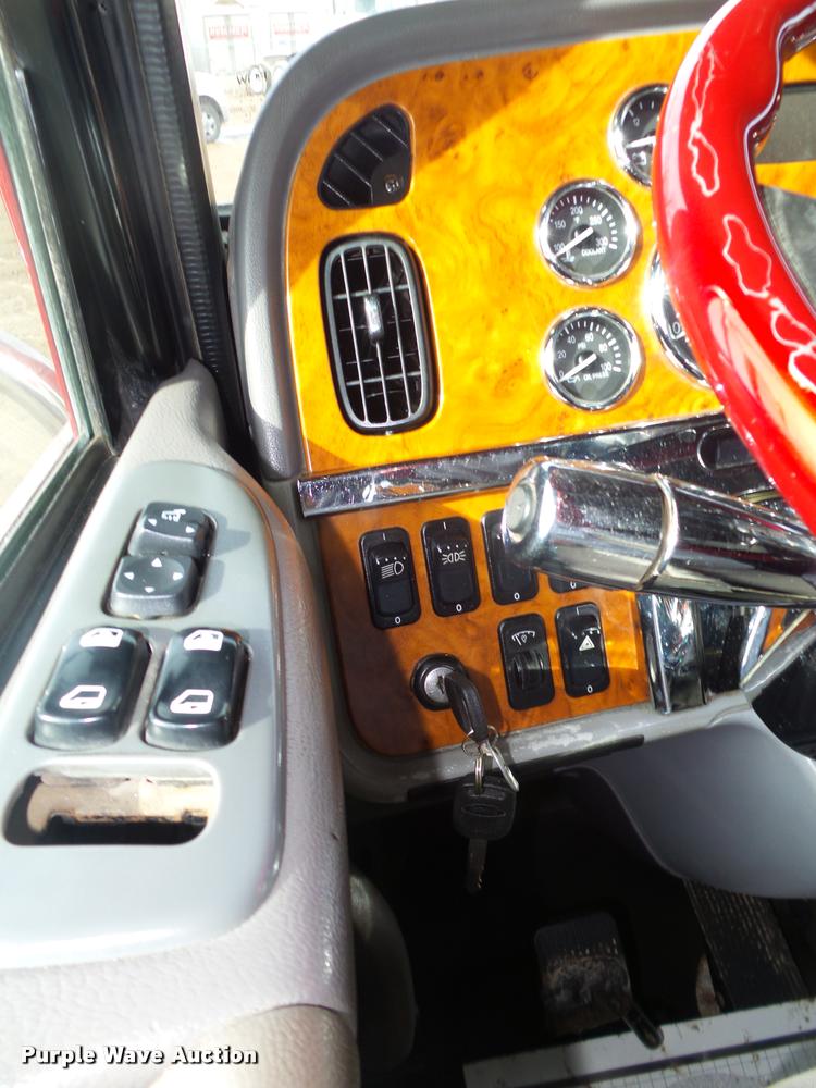 image for item DA0530 2009 Peterbilt 386 semi truck