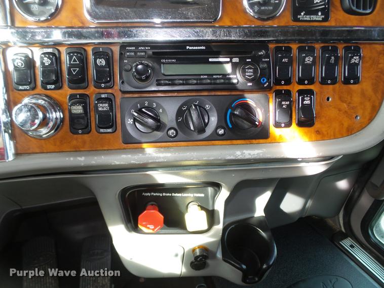 image for item DA0530 2009 Peterbilt 386 semi truck