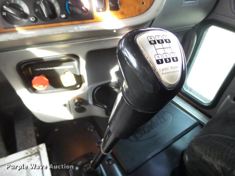 image for item DA0530 2009 Peterbilt 386 semi truck