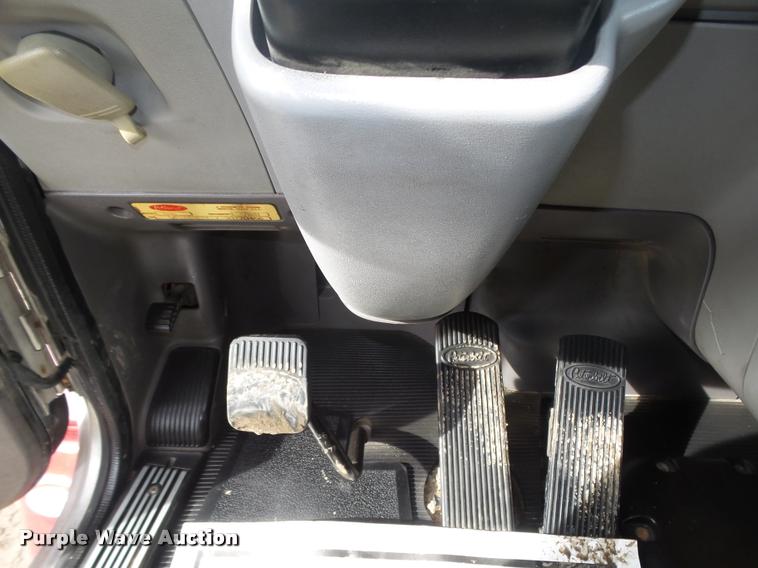 image for item DA0530 2009 Peterbilt 386 semi truck