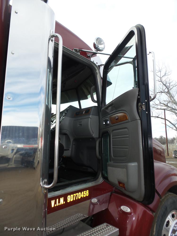 image for item DA0530 2009 Peterbilt 386 semi truck