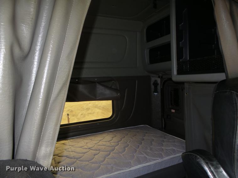 image for item DA0530 2009 Peterbilt 386 semi truck