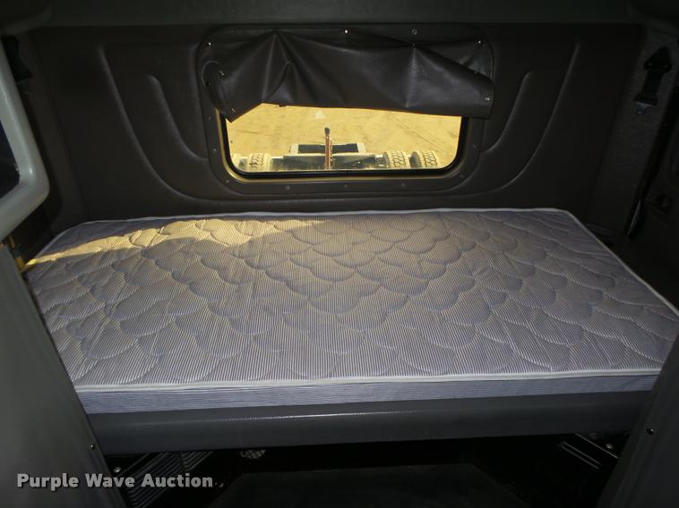 image for item DA0530 2009 Peterbilt 386 semi truck