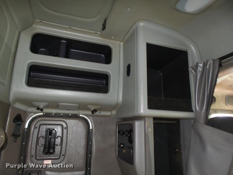 image for item DA0530 2009 Peterbilt 386 semi truck