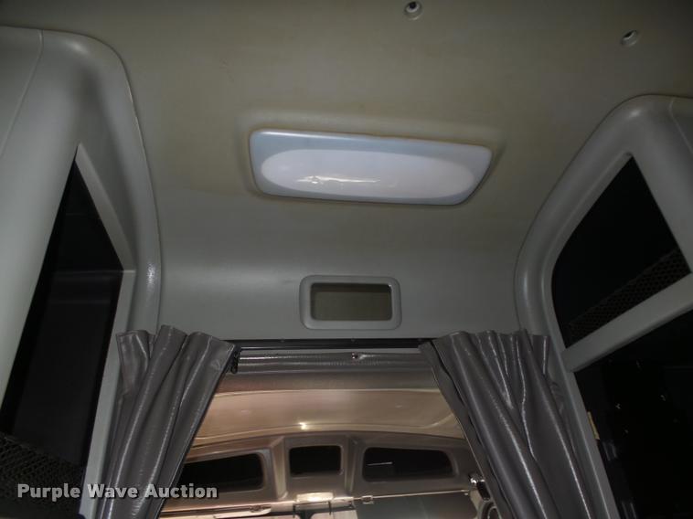 image for item DA0530 2009 Peterbilt 386 semi truck