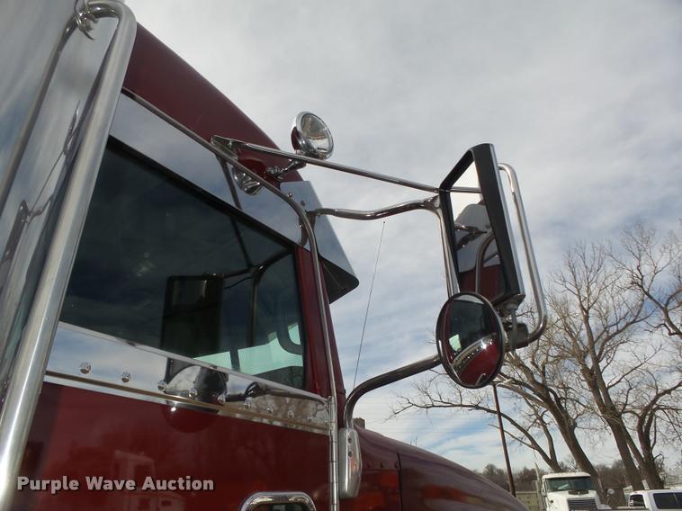 image for item DA0530 2009 Peterbilt 386 semi truck