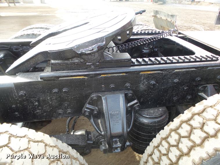 image for item DA0530 2009 Peterbilt 386 semi truck