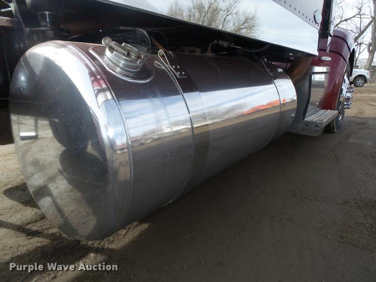 image for item DA0530 2009 Peterbilt 386 semi truck