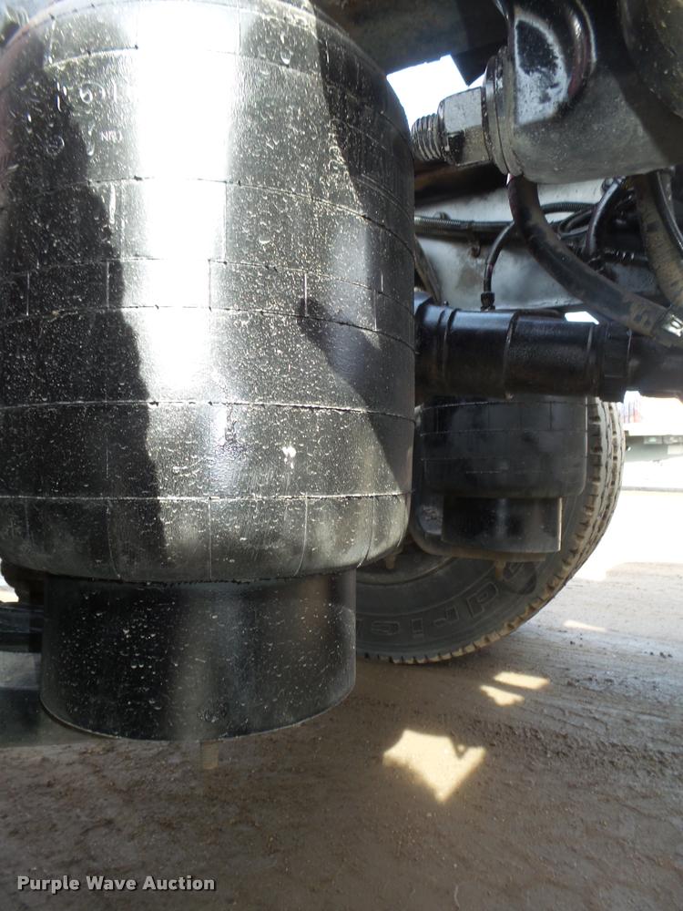 image for item DA0530 2009 Peterbilt 386 semi truck