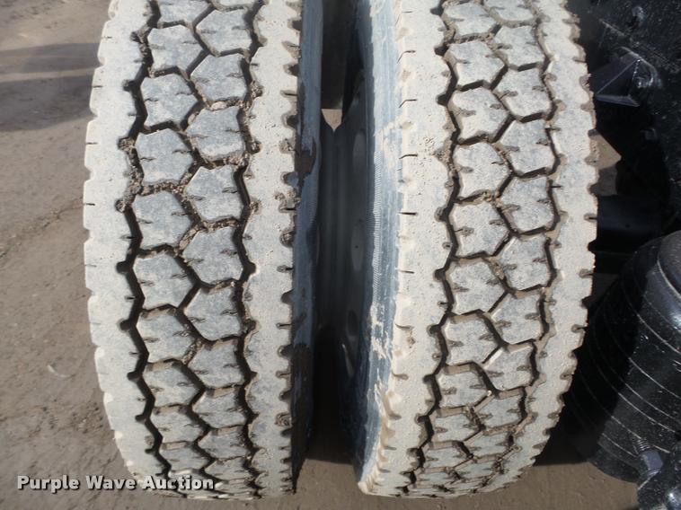 image for item DA0530 2009 Peterbilt 386 semi truck