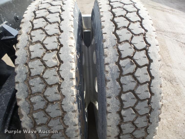 image for item DA0530 2009 Peterbilt 386 semi truck