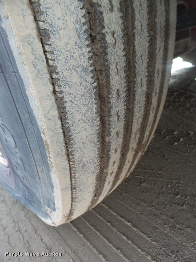 image for item DA0530 2009 Peterbilt 386 semi truck