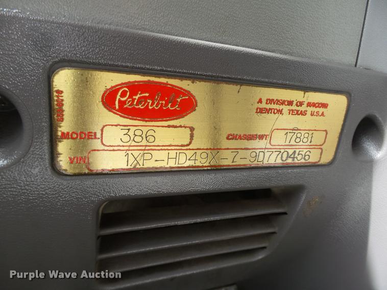 image for item DA0530 2009 Peterbilt 386 semi truck