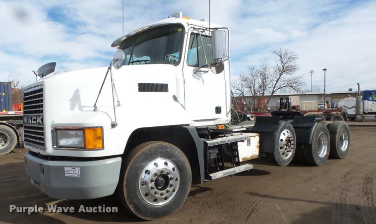 image for item DA0531 2003 Mack CH613 semi truck