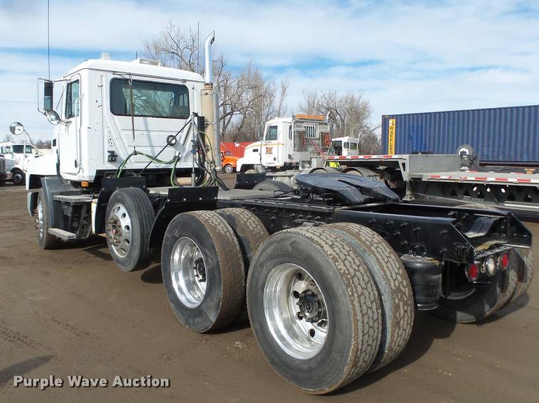 image for item DA0531 2003 Mack CH613 semi truck