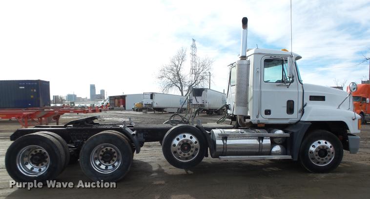 image for item DA0531 2003 Mack CH613 semi truck