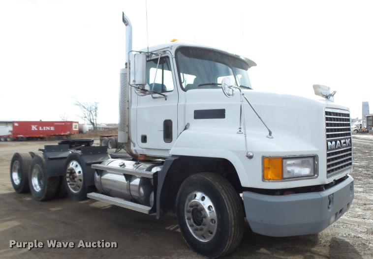 image for item DA0531 2003 Mack CH613 semi truck