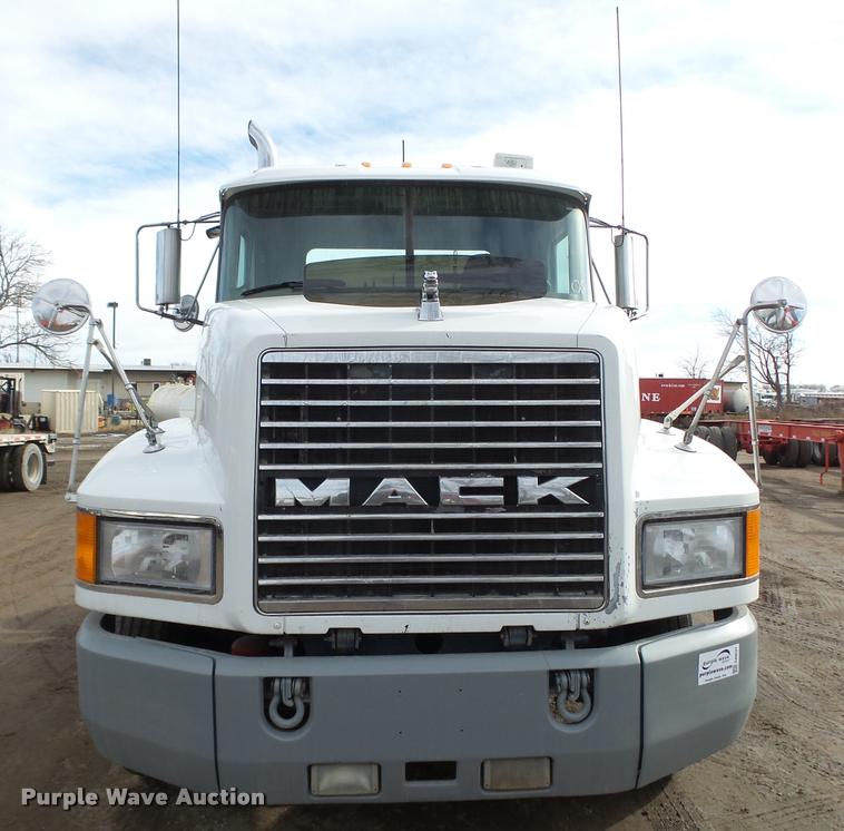 image for item DA0531 2003 Mack CH613 semi truck