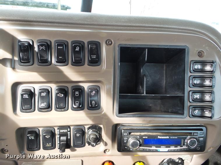 image for item DA0531 2003 Mack CH613 semi truck