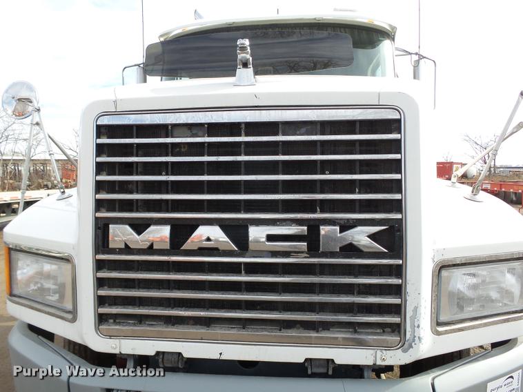 image for item DA0531 2003 Mack CH613 semi truck