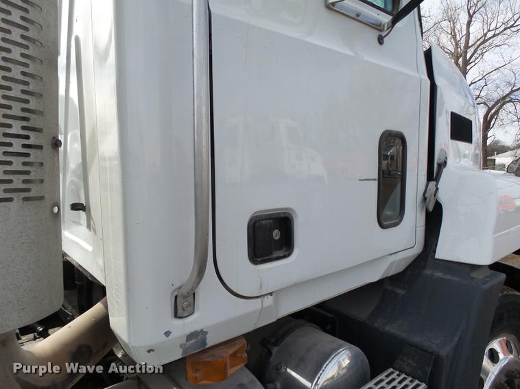 image for item DA0531 2003 Mack CH613 semi truck