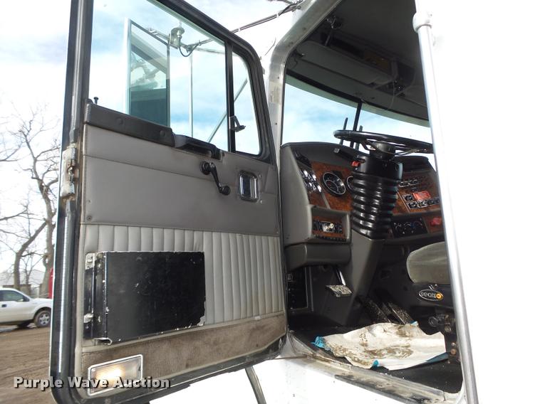 image for item DA0532 2003 Kenworth T800 semi truck