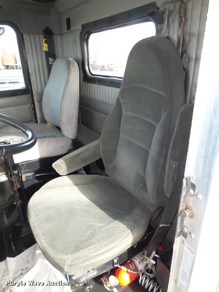 image for item DA0532 2003 Kenworth T800 semi truck