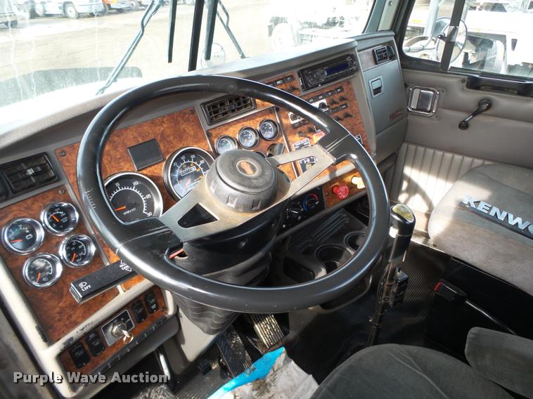 image for item DA0532 2003 Kenworth T800 semi truck