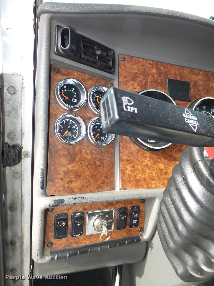 image for item DA0532 2003 Kenworth T800 semi truck