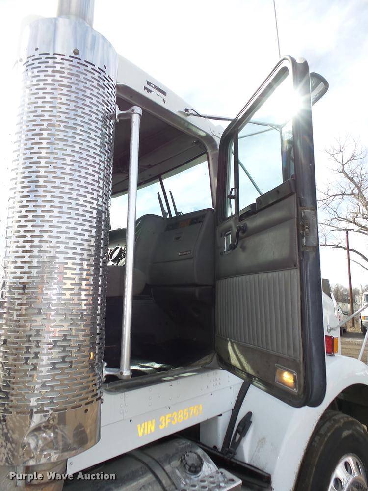 image for item DA0532 2003 Kenworth T800 semi truck